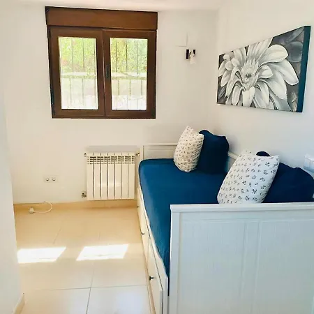 1-bed Close To Town Centre Apartment *