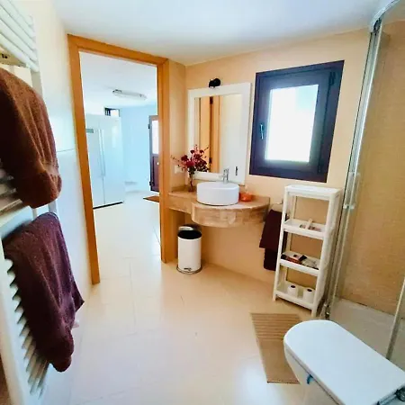 1-bed Close To Town Centre Apartment *